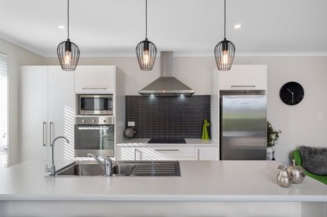 Photo of property in 18 Vista Close, Omokoroa, 3114