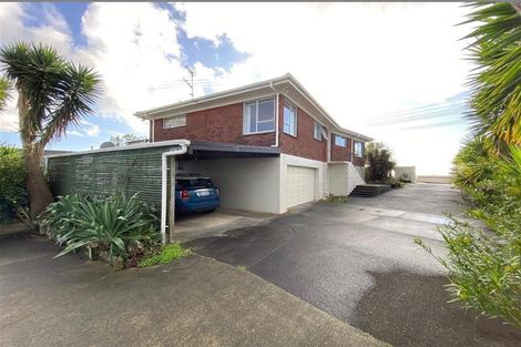 Photo of property in 2/96 Sunset Road, Unsworth Heights, Auckland, 0632