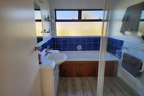 Photo of property in 24 Megan Avenue, Pakuranga Heights, Auckland, 2010