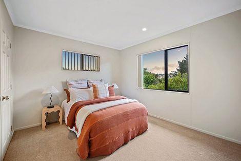 Photo of property in 16 Crimson Park, Oteha, Auckland, 0632