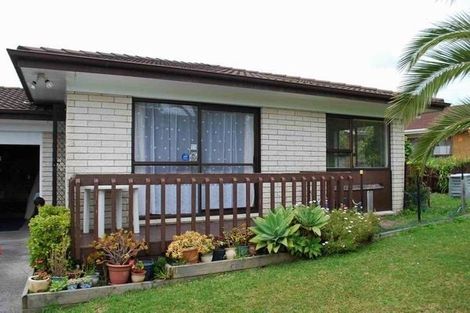 Photo of property in 2 Darlington Place, Glendene, Auckland, 0602