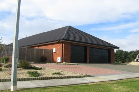 Photo of property in 54 Cashmere Drive, Fitzherbert, Palmerston North, 4410