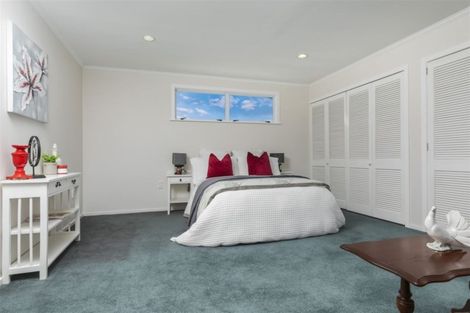 Photo of property in 3 Hillary Heights Avenue, Glendene, Auckland, 0602