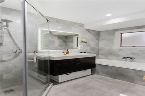 Photo of property in 2/8 Tusac Place, Totara Vale, Auckland, 0627