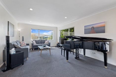 Photo of property in 2/8 Bronzewing Terrace, Unsworth Heights, Auckland, 0632