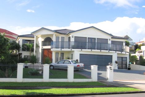 Photo of property in 16 Lobelia Rise, Goodwood Heights, Auckland, 2105