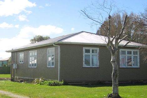 Photo of property in 27 Ngahina Street, Marton, 4710