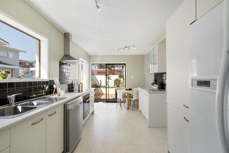 Photo of property in 20 Robin Lane, Browns Bay, Auckland, 0630