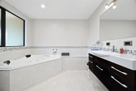 Photo of property in 2 Botanical Heights Drive, Waipahihi, Taupo, 3330