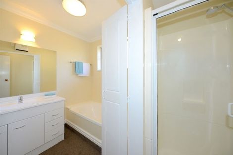 Photo of property in 2 Broadfell Avenue, Avonhead, Christchurch, 8042