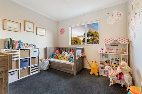 Photo of property in 14 Nirmal Place, Sunnyvale, Auckland, 0612