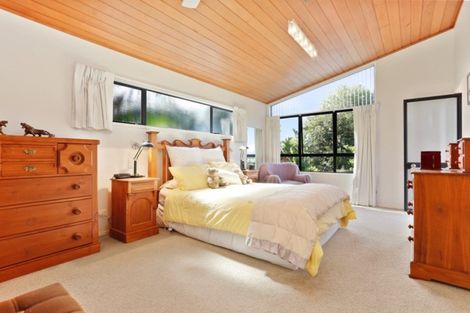 Photo of property in 23 Ellangowan Road, Waiake, Auckland, 0630