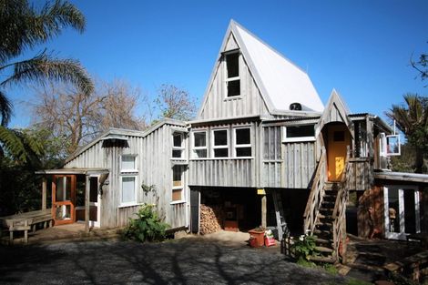 Photo of property in 8 Oxford Terrace, Coromandel, 3506