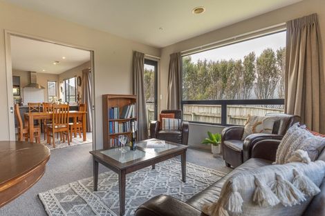 Photo of property in 5 Kaweka Close, Aotea, Porirua, 5024