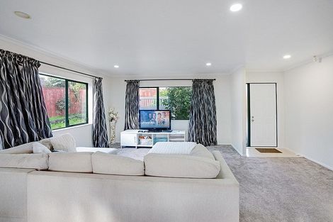 Photo of property in 17 Glenveagh Park Drive, Weymouth, Auckland, 2103