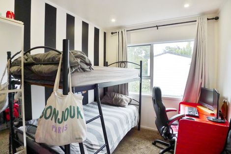 Photo of property in 2/5 Hellyers Street, Birkdale, Auckland, 0626