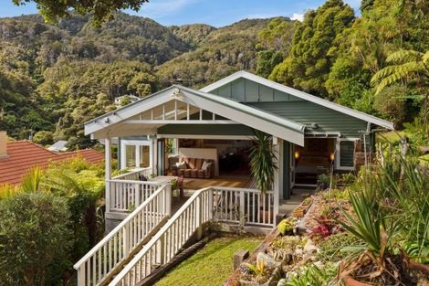 Photo of property in 15 Pitoitoi Road, Days Bay, Lower Hutt, 5013