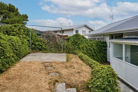 Photo of property in 30 Colchester Crescent, Newlands, Wellington, 6037