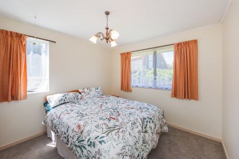 Photo of property in 9 Hillgrove Place, Fitzherbert, Palmerston North, 4410