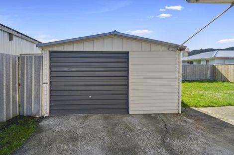 Photo of property in 5 Matthews Road, Wainuiomata, Lower Hutt, 5014