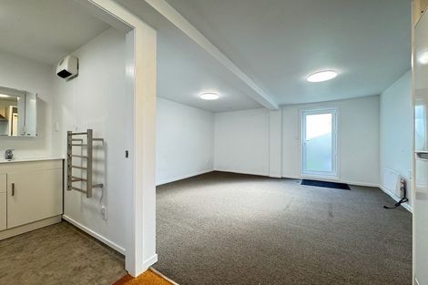 Photo of property in 21 Quigley Street, Newlands, Wellington, 6037