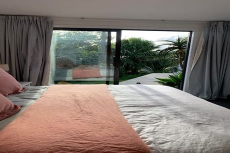 Photo of property in 6b Calder Place, Wai O Taiki Bay, Auckland, 1072