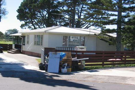 Photo of property in 23 Martin Place, Kelston, Auckland, 0602