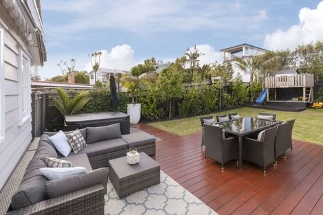 Photo of property in 28 Hanlon Crescent, Narrow Neck, Auckland, 0624