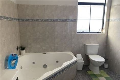 Photo of property in 15a Kiernan Place, Kelston, Auckland, 0602