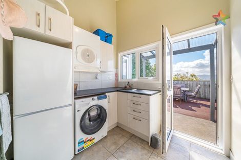Photo of property in 2 Taka Grove, Normandale, Lower Hutt, 5010