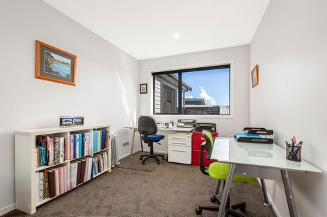 Photo of property in 6 Hollyford Place, Aotea, Porirua, 5024