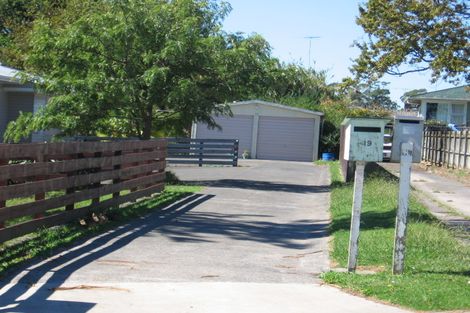 Photo of property in 19 Martin Place, Kelston, Auckland, 0602