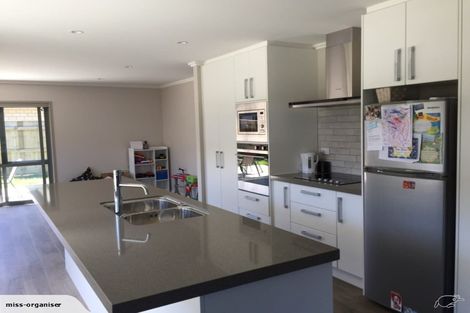 Photo of property in 2 Cory Jane Grove, Riverstone Terraces, Upper Hutt, 5018