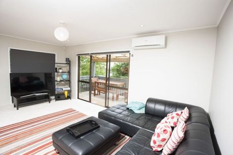Photo of property in 33 Hobsonville Road, West Harbour, Auckland, 0618