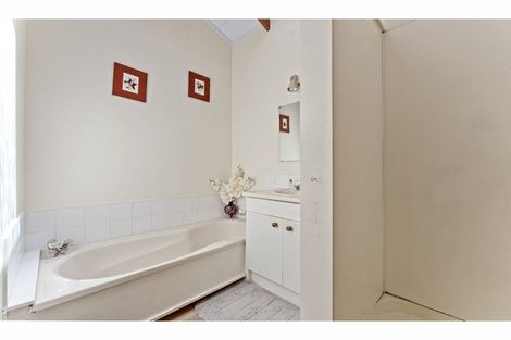 Photo of property in 2/74 Cockayne Crescent, Sunnynook, Auckland, 0620