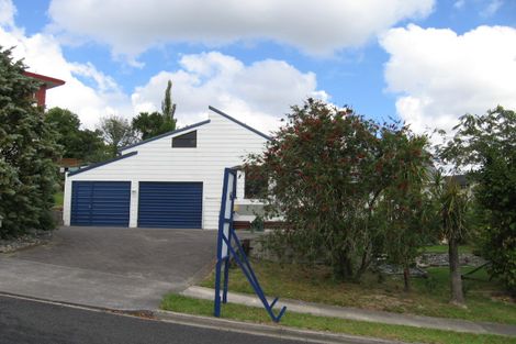 Photo of property in 4 Raphael Place, West Harbour, Auckland, 0618