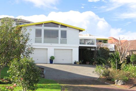 Photo of property in 22 Lobelia Rise, Goodwood Heights, Auckland, 2105