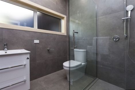 Photo of property in 32 The Brae, Mount Pleasant, Christchurch, 8081