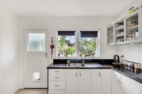 Photo of property in 243 Kenilworth Road, Mayfair, Hastings, 4122