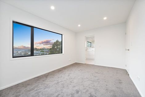Photo of property in 64a Sungrove Rise, Sunnyvale, Auckland, 0612