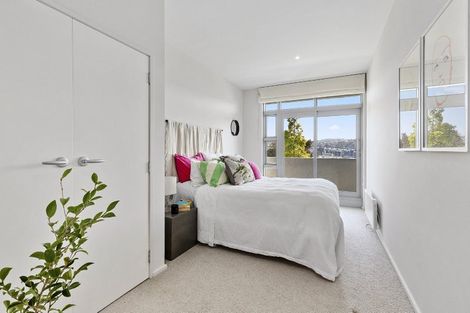 Photo of property in Beauport Apartments, 2/30 The Crescent, Roseneath, Wellington, 6011