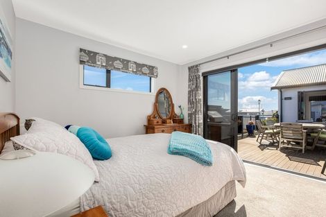 Photo of property in 6 Hollyford Place, Aotea, Porirua, 5024