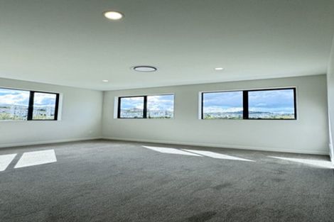 Photo of property in 130 Skulander Crescent, Orewa, 0931