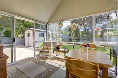 Photo of property in 28 Queens Avenue, Waikuku Beach, 7402