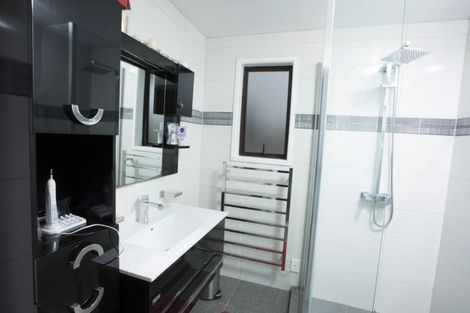 Photo of property in 33 Hobsonville Road, West Harbour, Auckland, 0618