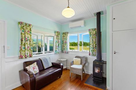Photo of property in 103a Waikawa Beach Road, Manakau, Levin, 5573