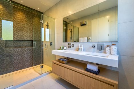 Photo of property in 10 Hilltop Lane, Mount Pleasant, Christchurch, 8081