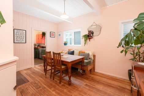 Photo of property in 40 Apu Crescent, Lyall Bay, Wellington, 6022