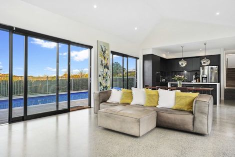 Photo of property in 9 Laguna Place, Matakatia, Whangaparaoa, 0930