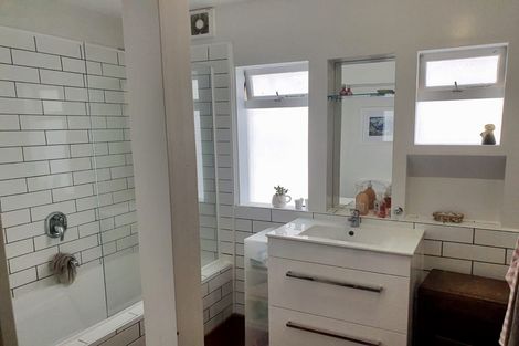 Photo of property in 107 Vauxhall Road, Narrow Neck, Auckland, 0624